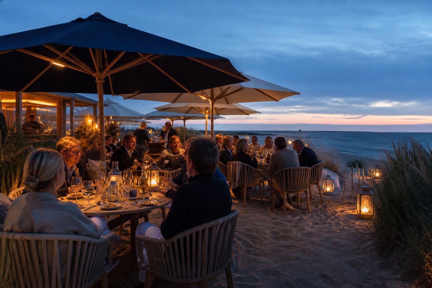 Abendessen am Strand, wenn die Sonne tief steht