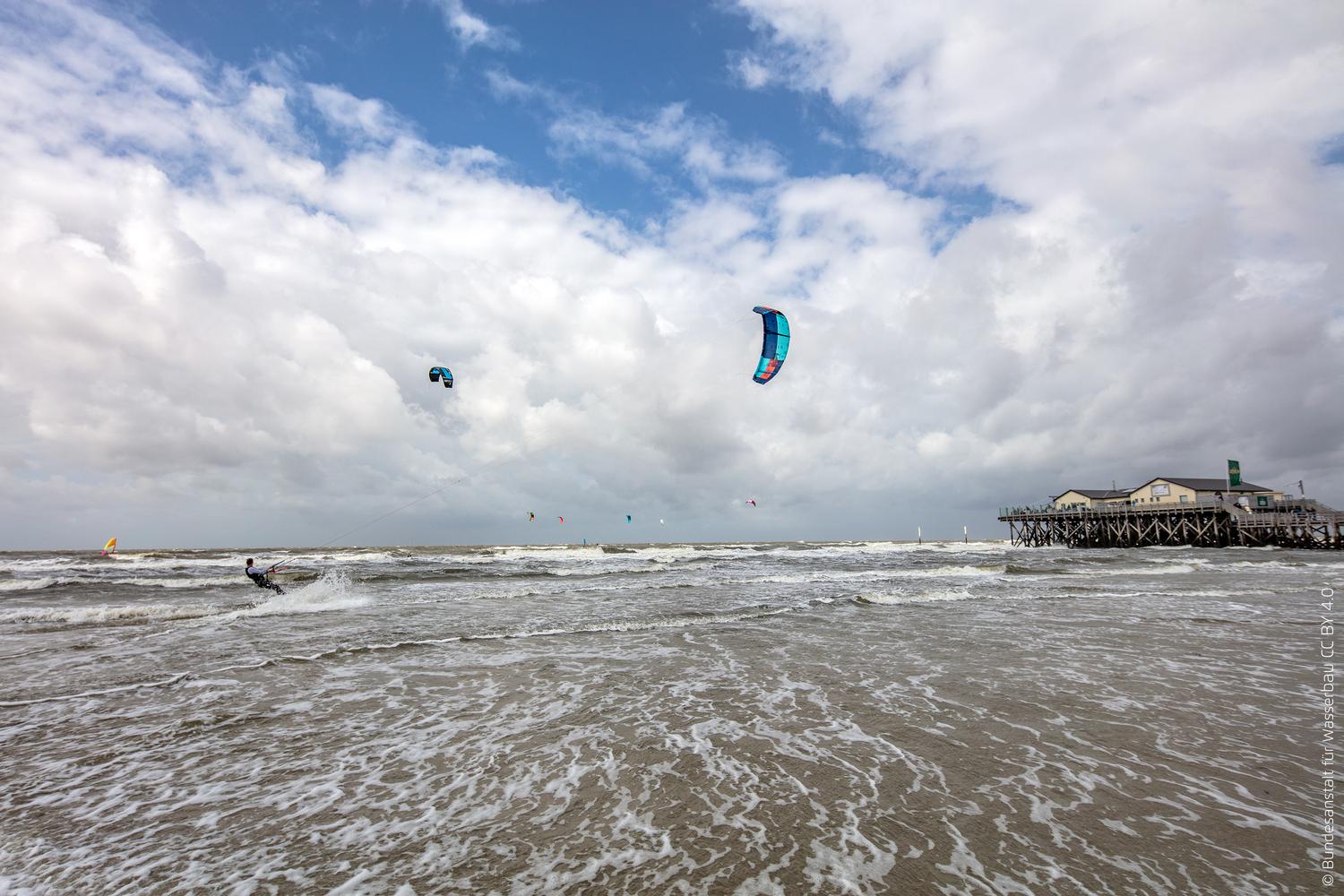 Kitesurfer am Strand von St. Peter-Ording