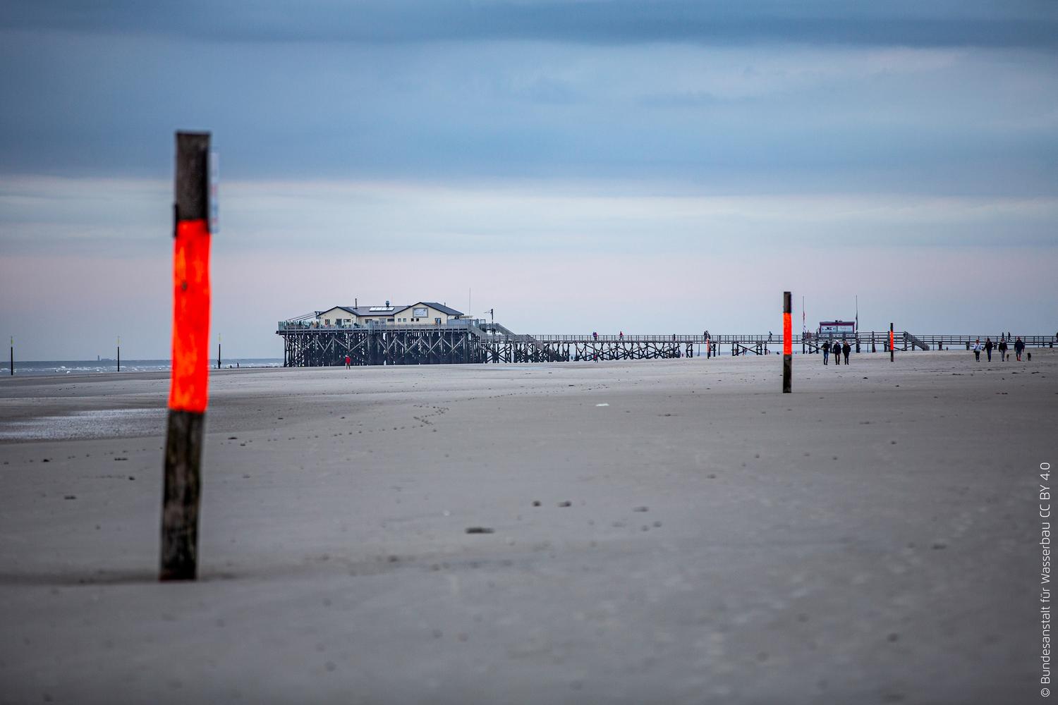 Pfahlbauten auf Stelzen über dem Sand von St. Peter-Ording