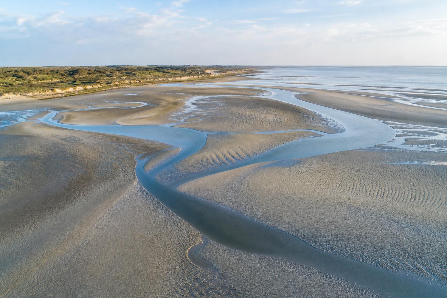 Priel im Wattenmeer bei ablaufendem Wasser